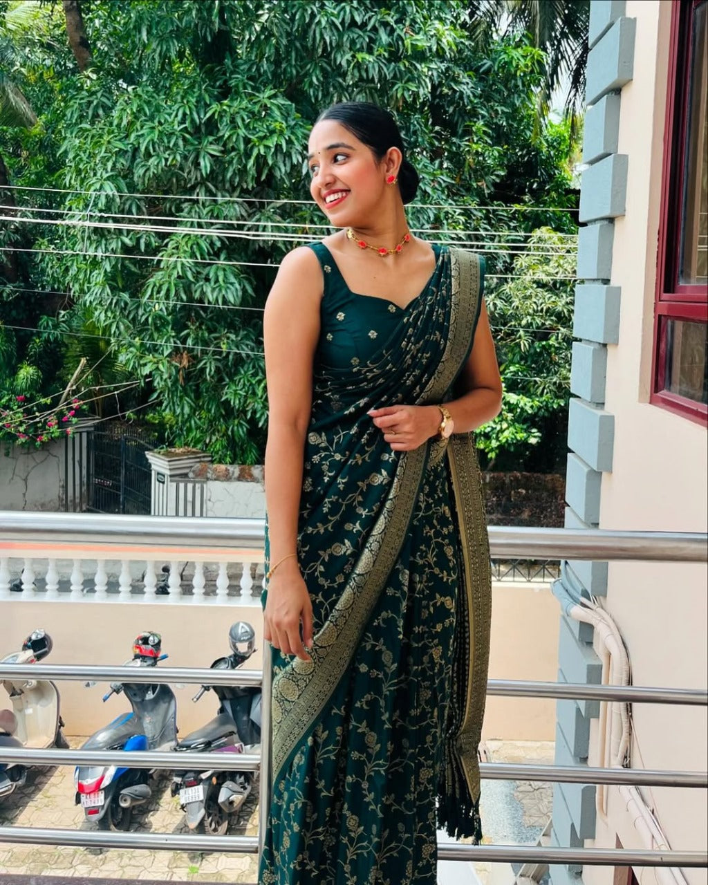 Green Color Soft Silk Saree With Blouse Piece