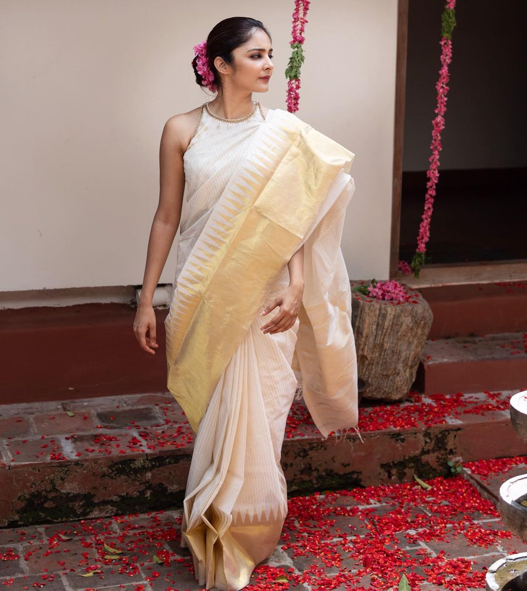 Evergreen White Banarasi Soft Silk Saree With Blouse Piece