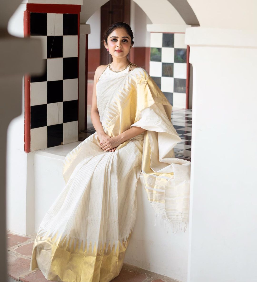 Evergreen White Banarasi Soft Silk Saree With Blouse Piece