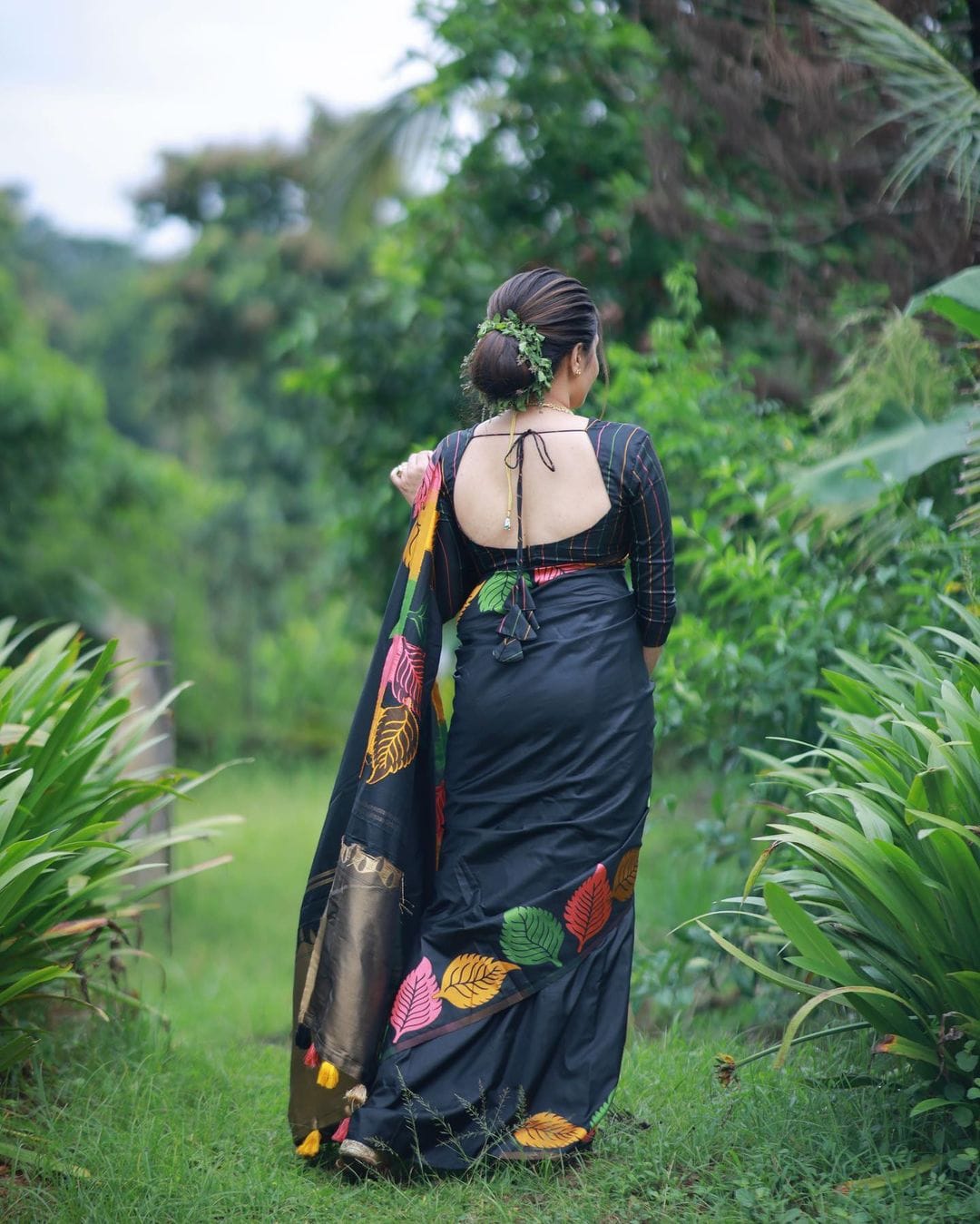 Delight Black Color Soft Silk Saree With Blouse Piece
